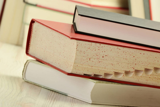 桌子上的書