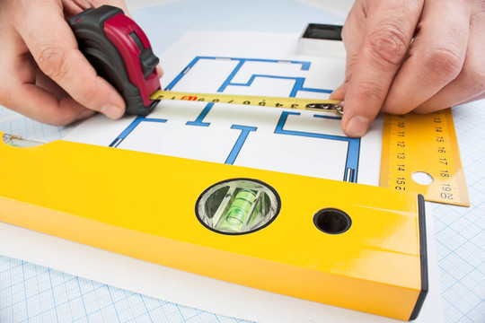 用建筑工具在家里畫畫
