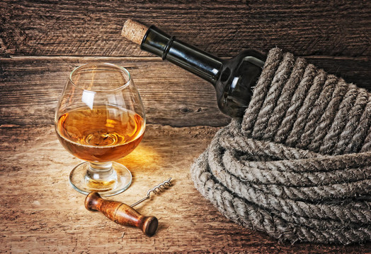 一瓶用繩子裹著的酒