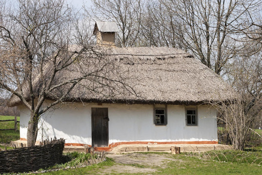 農(nóng)村無人居住的烏克蘭房子