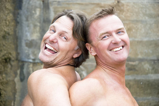 兩個(gè)快樂(lè)的同性戀男人擁抱。