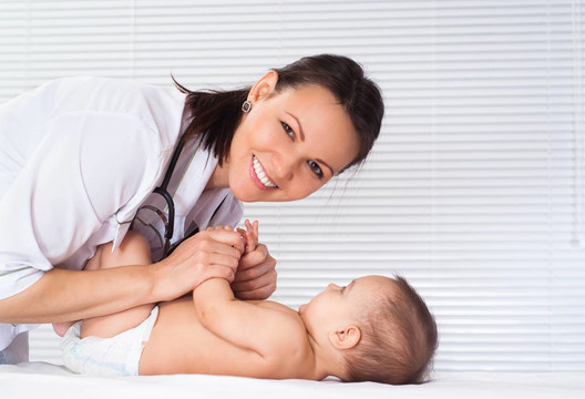 美麗的醫(yī)生和嬰兒