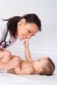 美麗的醫(yī)生和嬰兒