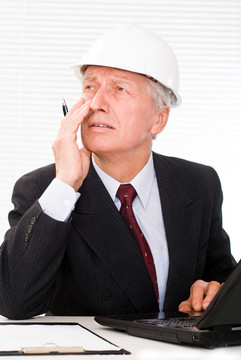 頭盔里的老建筑者