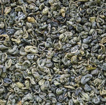 以干綠茶葉為背景