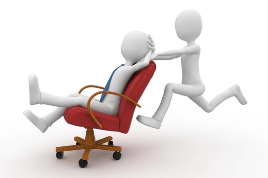 3D男子推老板帶椅子