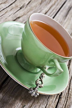 綠色仿古茶杯配健康有機茶