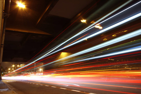 夜間快速行駛的汽車
