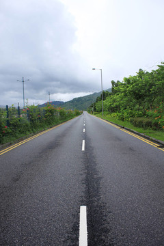 漫長的道路延伸到遠(yuǎn)處的戲劇性的藍(lán)天下
