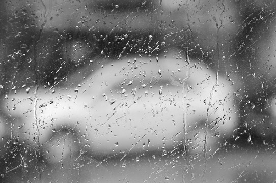 玻璃窗上的雨滴