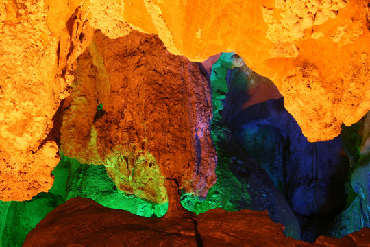 洞穴在下龙湾（联合国教科文组织）；越南