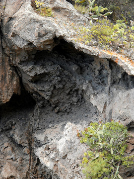 邦達(dá)馬河火山口的火山洞穴里面