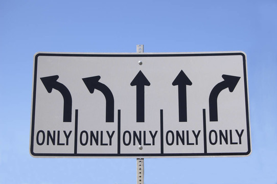 公路指路標(biāo)志三個(gè)選項(xiàng)；左轉(zhuǎn)；右轉(zhuǎn)；直只