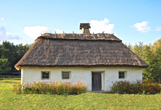 在古代carpatian森林小屋