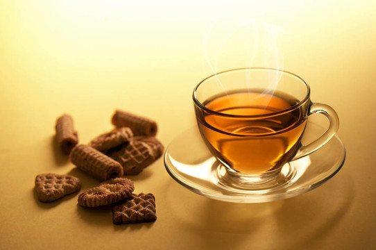 一杯熱奶茶巧克力餅干