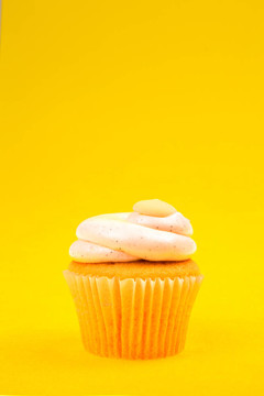 黃色背景的蛋糕