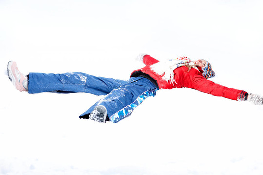 女人在雪中