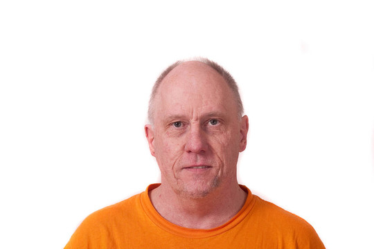 穿橙色襯衫的老禿頭男人