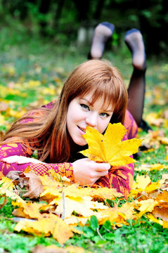 紅頭發(fā)的女孩在秋天的樹林