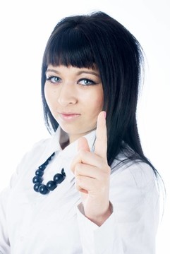 迷人的年輕女子用手指向上