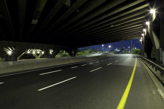 晚上公路