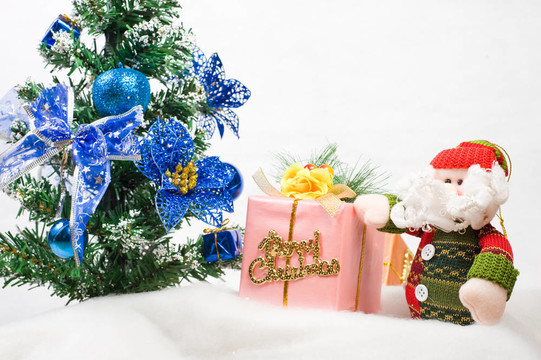 圣誕禮物在圣誕樹前問(wèn)候Santa