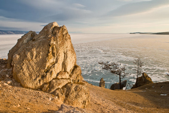 Baikal。在布爾罕角的早晨。