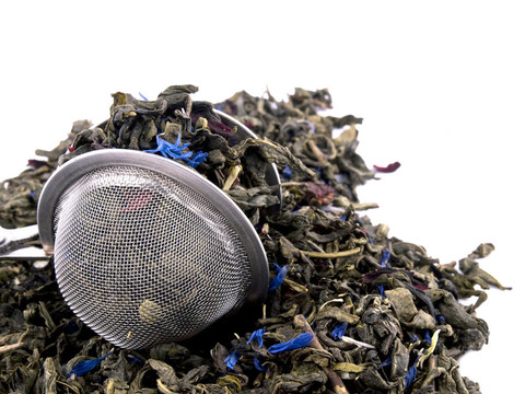 在白色背景和綠茶葉如意