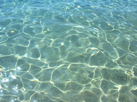 清澈的海水在海里