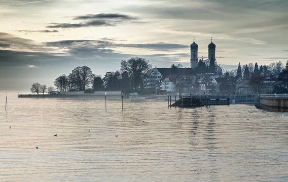 博登湖（Lake Constance）與城堡教堂（教堂）的建立；德國