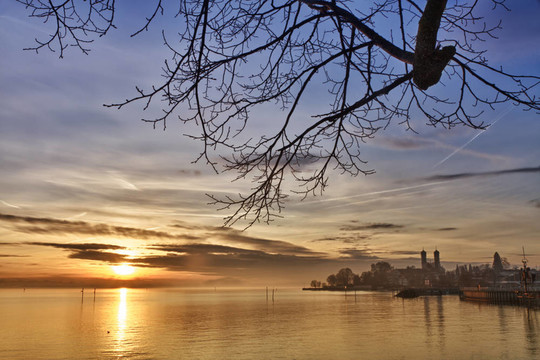 博登湖（Lake Constance）與城堡教堂（教堂）的腓特烈港日落；德國(guó)