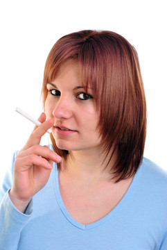 年輕的女人認為她手指上一個無煙香煙