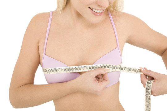 女人用磁帶測量她的乳房