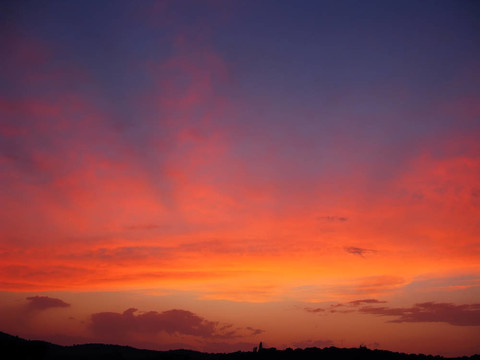 夕陽(yáng)中的紫色云