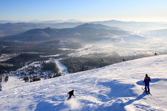 高山滑雪在山頂。