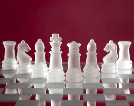 紅色背景下的國際象棋游戲