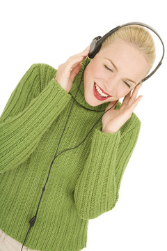 女人用耳機聽音樂