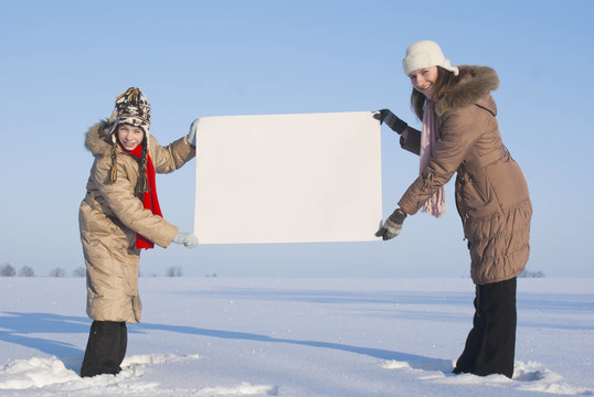 冬天雪場上白色海報的女孩