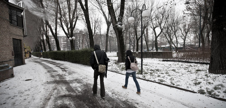 人們在雪地上行走