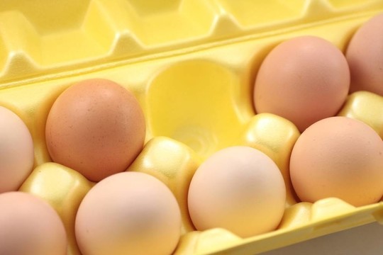Eggs的黃色包裝盒。