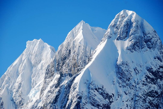 冰雪覆蓋的山峰