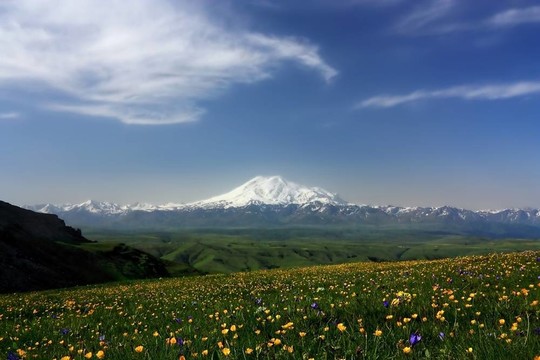 北高加索。的主要的高加索山脈厄爾布魯士山和全景