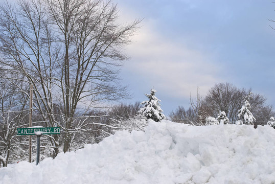 雪白的道路標(biāo)志