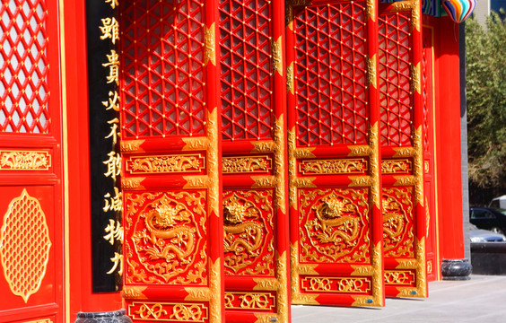 金色木門 龍紋
