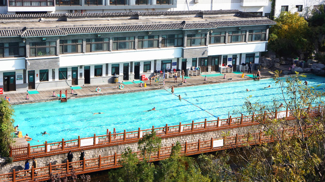 戶外游泳池 濟(jì)南泉水浴場