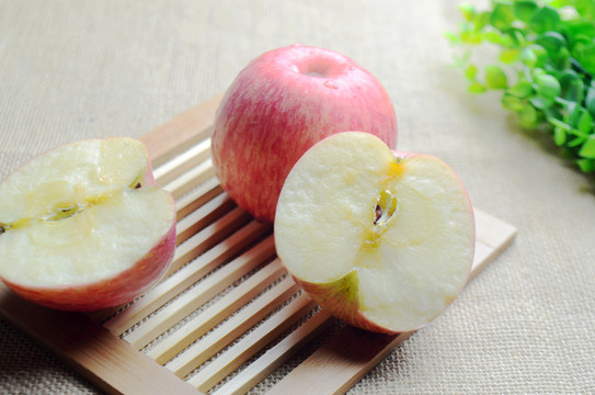 切開(kāi)的蘋(píng)果