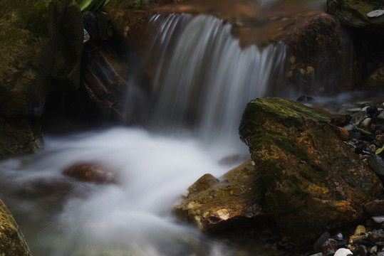 清澈山溪水