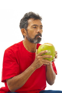 喝椰子水