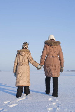 兩個(gè)姐妹在雪地里