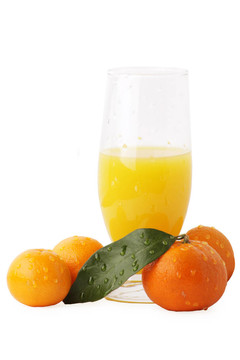 水滴孤立在白色背景上一杯Tangerine夜店果汁
